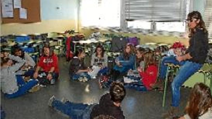 Estudiants de l&#039;Institut Pere Borrell en una activitat a l&#039;aula