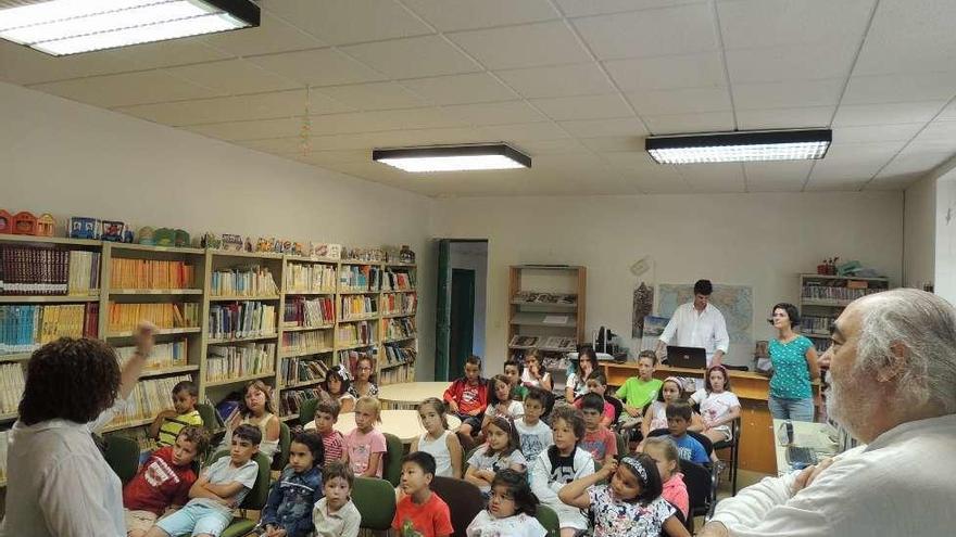 Un grupo de niños atiende al cuentacuentos organizado ayer en la Biblioteca de Santibáñez de Vidriales.