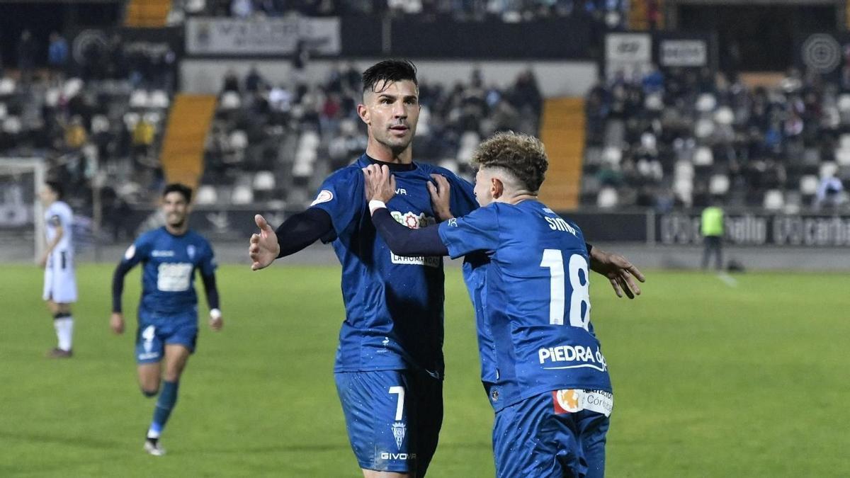 Willy Ledesma felicitado por Simo tras uno de sus goles con el Córdoba CF al Badajoz (2-4).