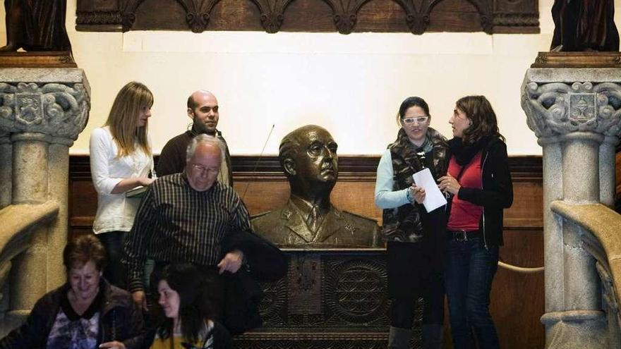 Busto del dictador, en la entrada al pazo de Meirás cuando se abrió por primera vez en 2011.