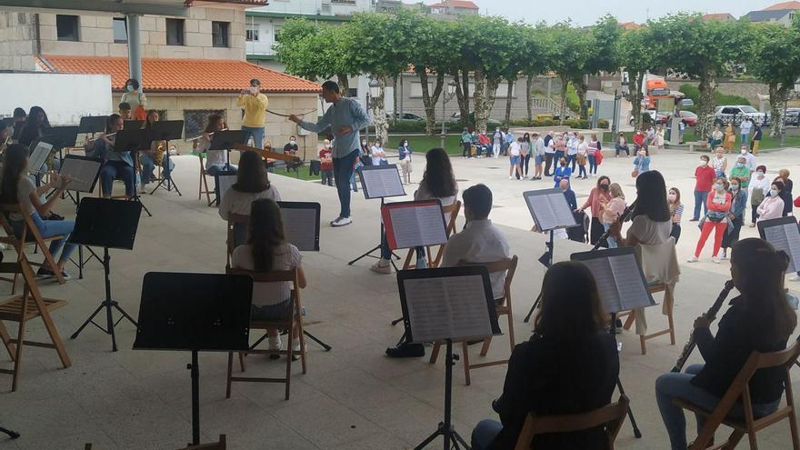 Actuación al aire libre de los alumnos de la Escola de Música de Meaño en 2021. |   // FARO