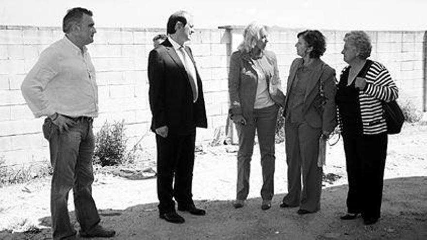 Rafael Louzán y Corina Porro visitaron con los vecinos de Alcabre la antigua rectoral restaurada.