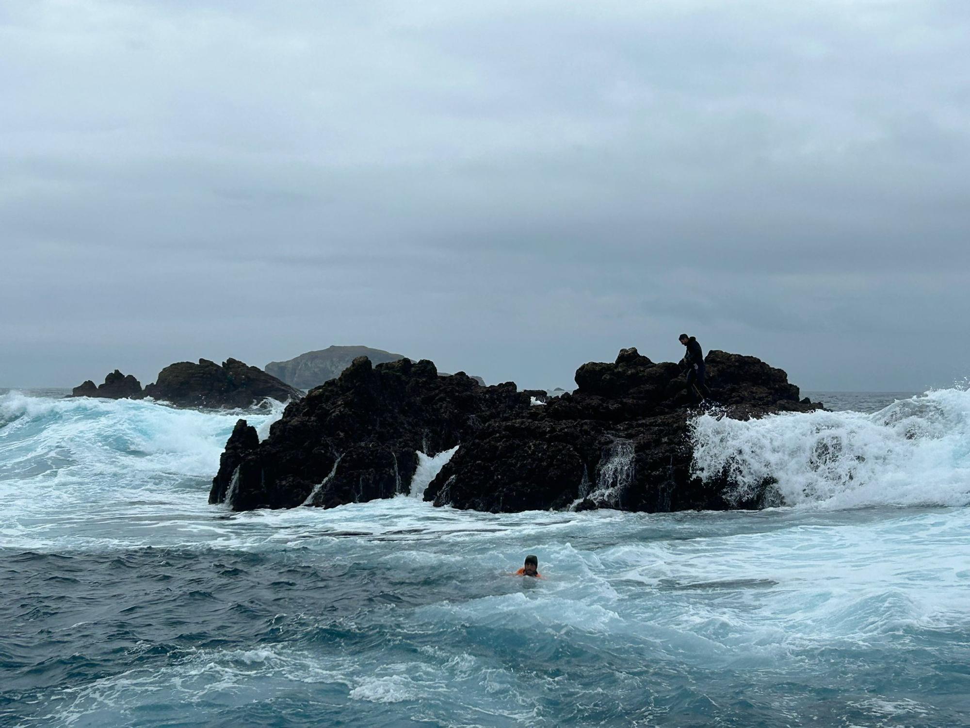 EN IMÁGENES: Así luchan los mariscadores de Luanco por cada kilo de percebe en el cabo Peñas