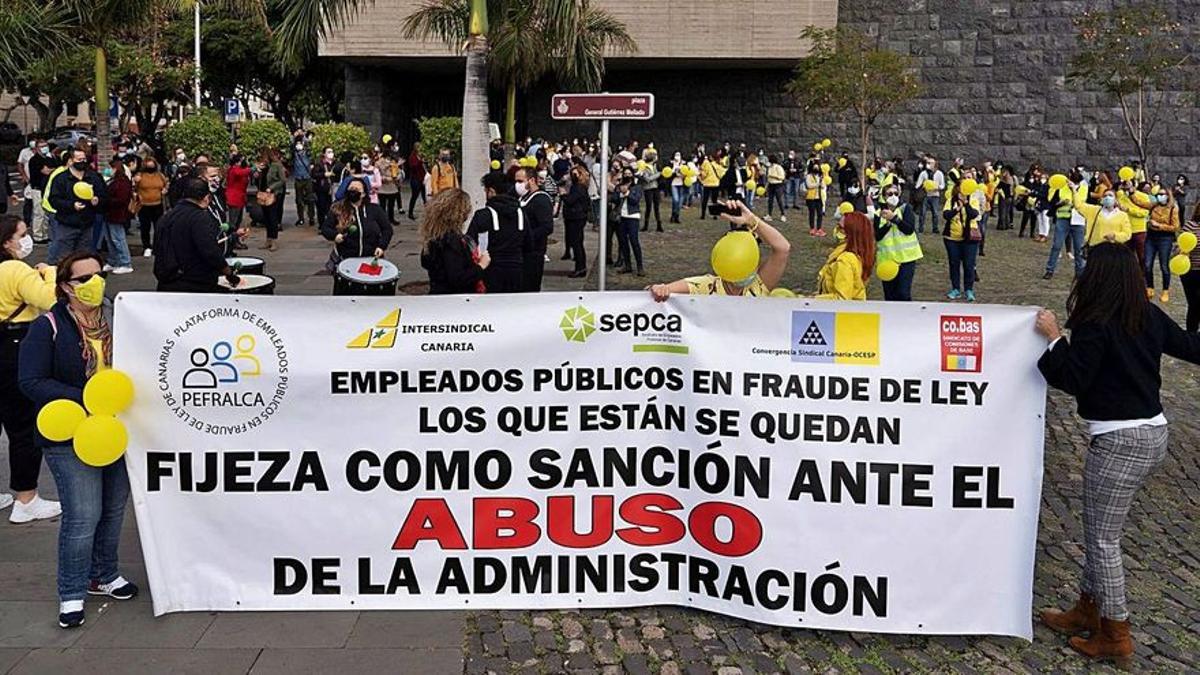 Vista general de una concentración celebrada ante la sede de Presidencia del Gobierno en la capital tinerfeña.
