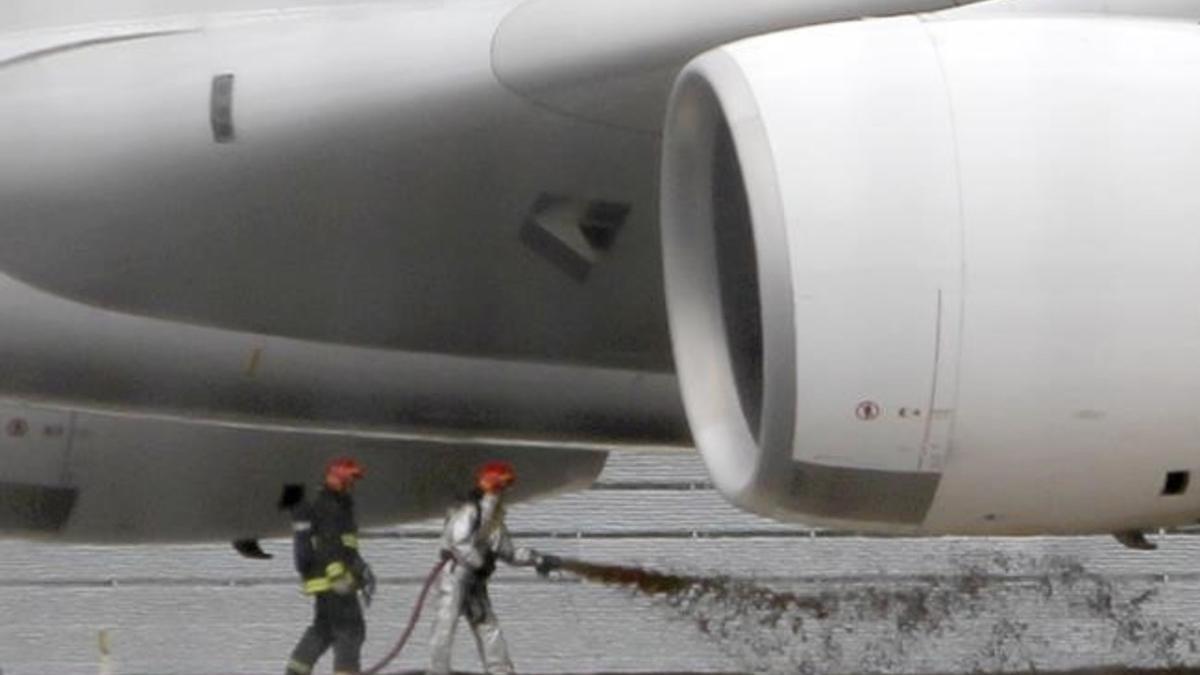 zentauroepp14439320 firefighters surround a qantas passenger plane which made an170628094323