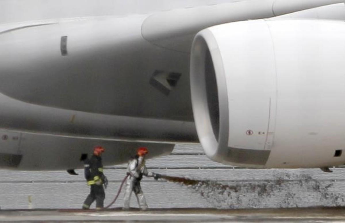 zentauroepp14439320 firefighters surround a qantas passenger plane which made an170628094323