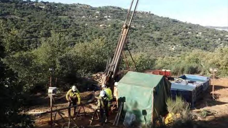 La empresa de la mina de Cáceres alega que el parón de los sondeos fue desproporcionado