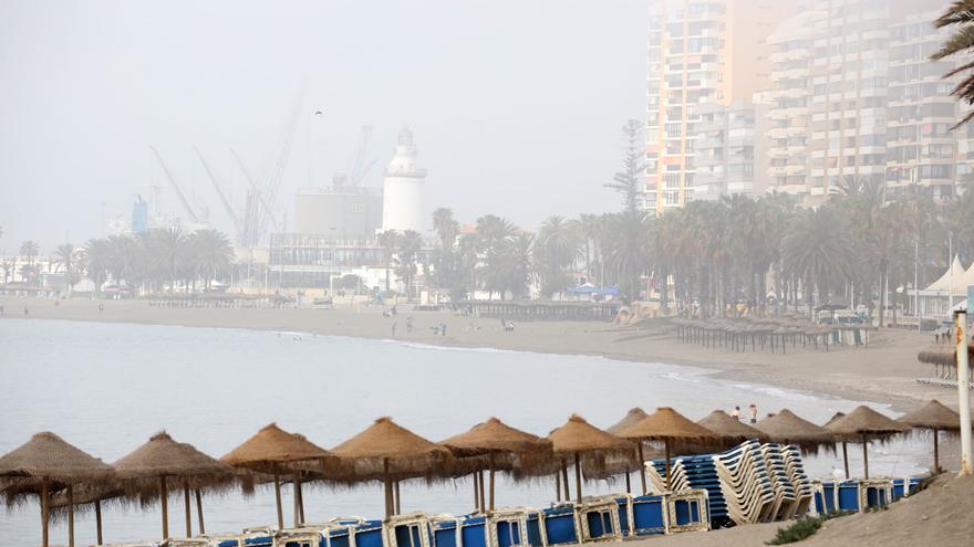 Málaga amanece envuelta por el taró