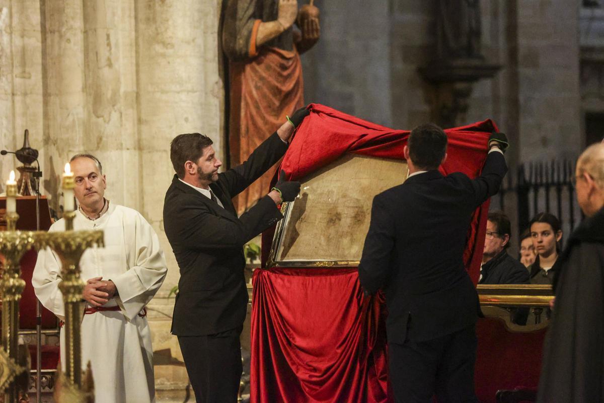 La Catedral, abarrotada en el Viernes Santo para presenciar el Santo Sudario