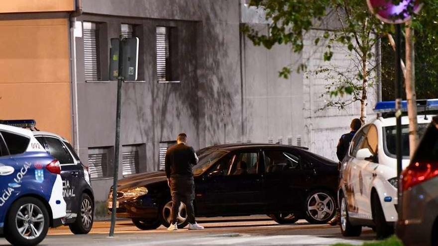 Despliegue policial en la calle Orillamar, este lunes, mientras los agentes trataban de detener a un hombre.