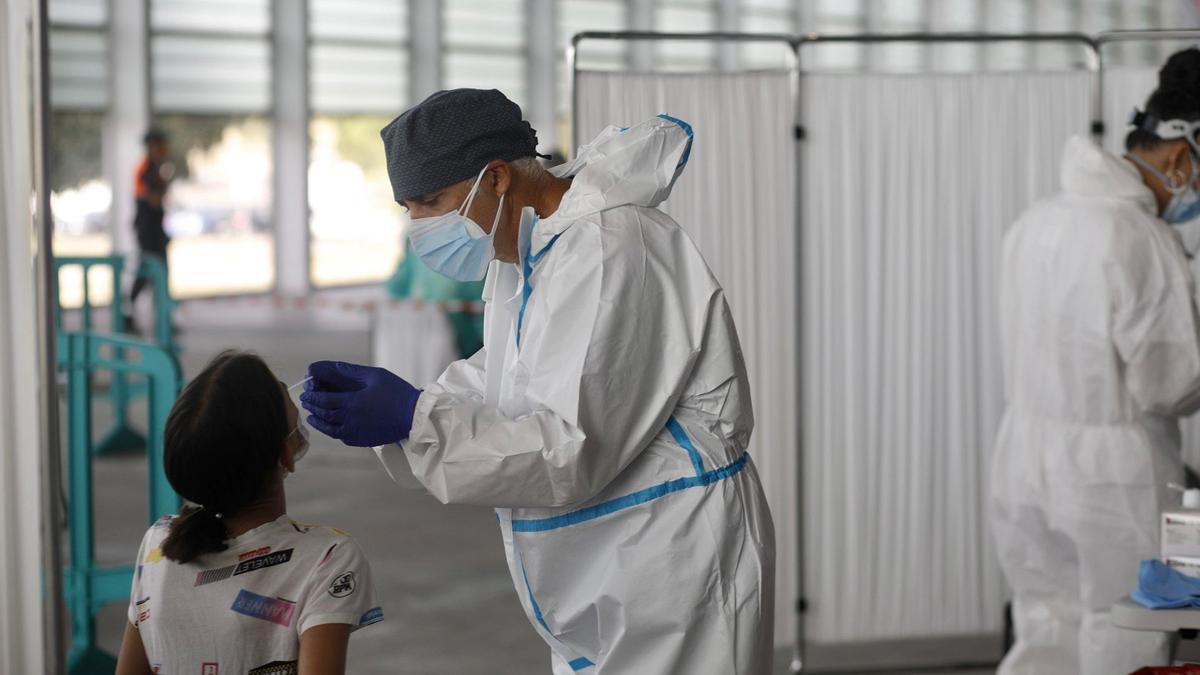 Una joven se somete a la prueba del cribado masivo de coronavirus en Ifeza.