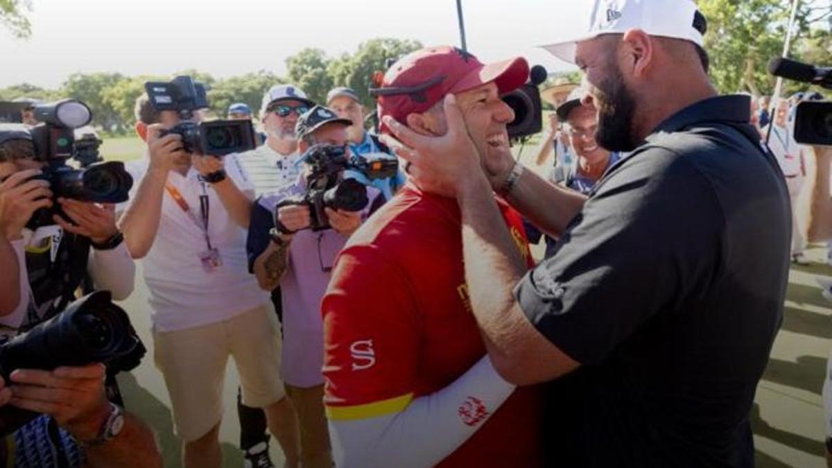 Sergio García y Jon Rahm se saludan efusivamente en Valderrama, previo al inicio del torneo este jueves