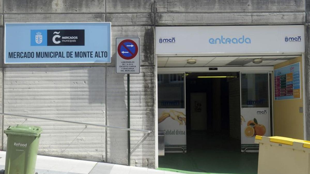 Entrada lateral del mercado municipal de Monte Alto. |   // CARLOS PARDELLAS