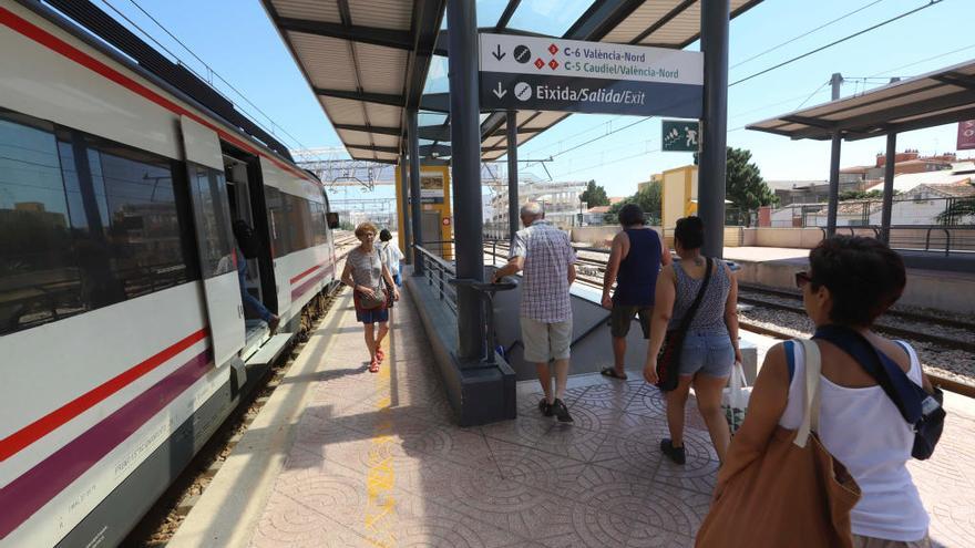 Los usuarios tienen que van de Valencia a Teruel tienen que bajar del tren y coger un autobús.