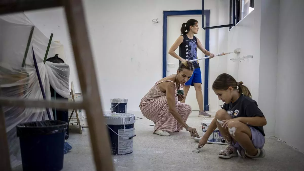 Las familias de un colegio de Zaragoza se ponen manos a la obra para arreglar los desperfectos del centro: "Lo hacemos por nuestros hijos"