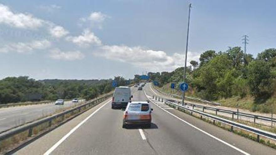 La carretera C-65 al seu pas per Llagostera.