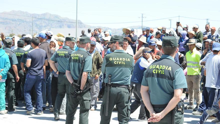 Protesta de los trabajadores en la empresa hortofrutícola Grupo Lucas en la pedanía murciana de El Raal.