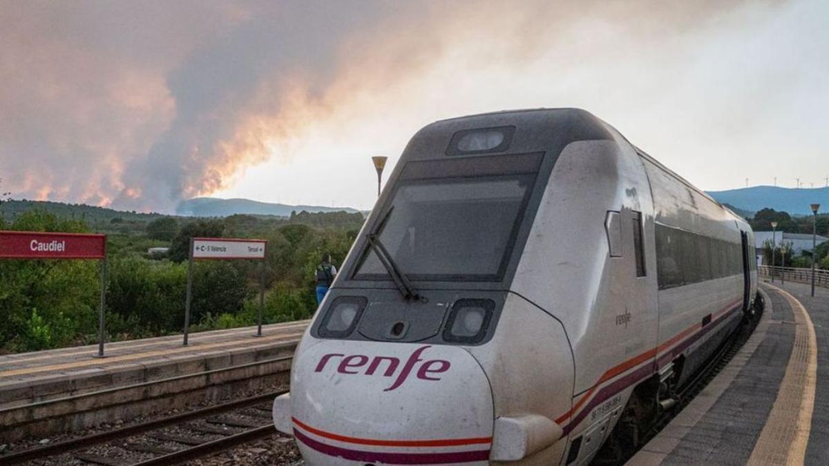 El tren llegado el martes a Caudiel tras el incidente ante las llamas, al fondo.