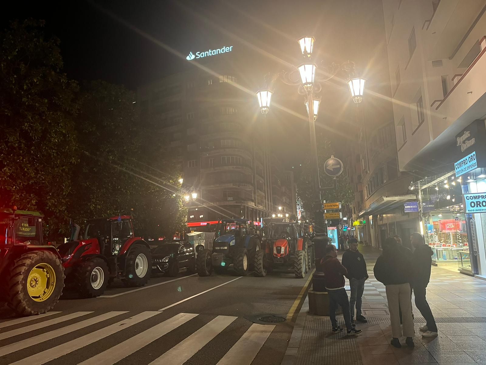 Así pasan la noche los ganaderos de protesta en la calle Uría de Oviedo