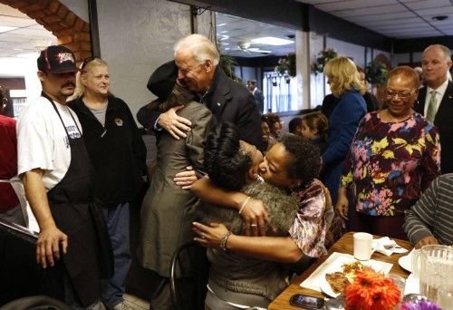Una mujer abraza al vicepresidente, Joe Biden