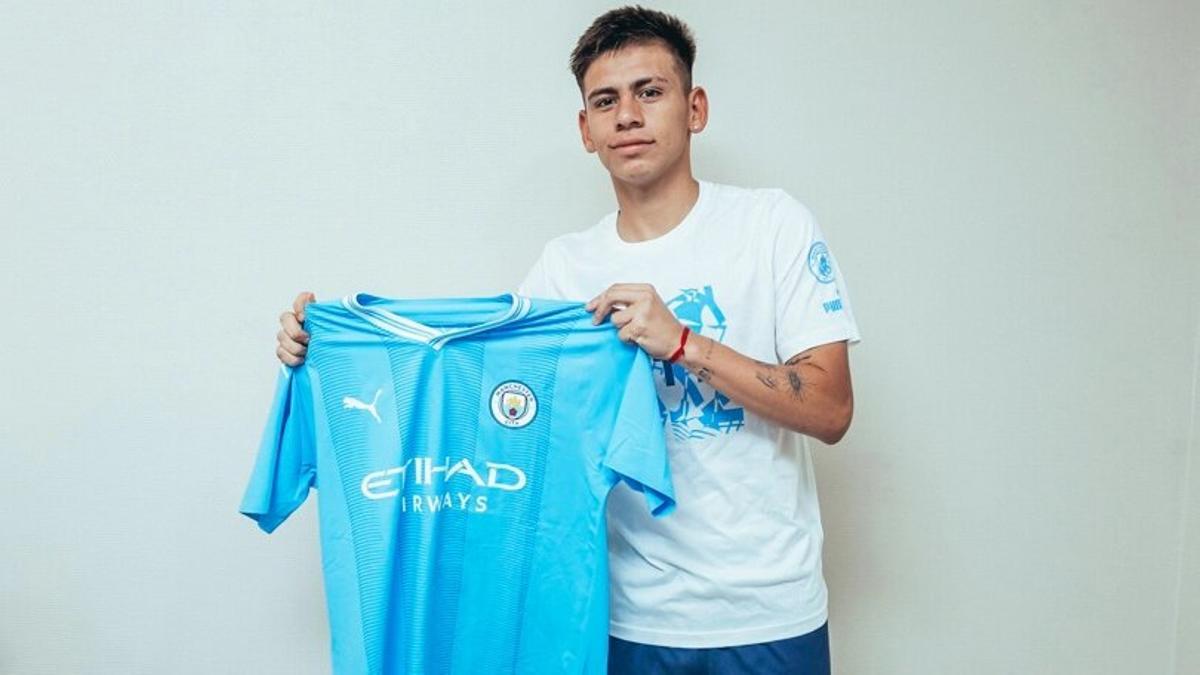 Echeverri, de 18 años, con la camiseta del Manchester City