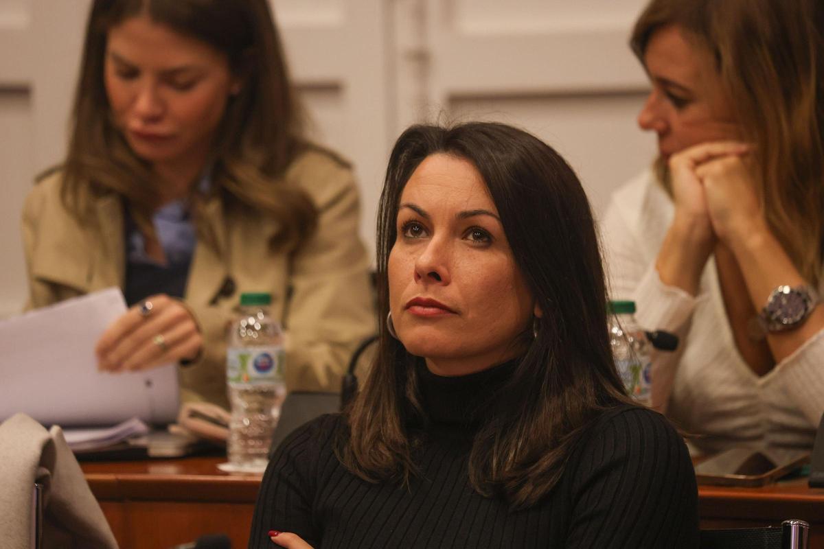 La portavoz socialista, Carolina Gracia, en el pleno del Ayuntamiento de Orihuela, en una imagen de archivo