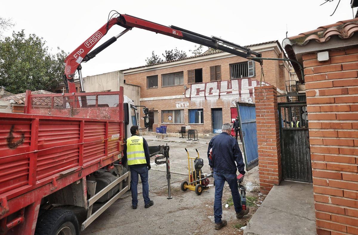 Miembros de la PAH y abogados asesoran a los afectados por el desalojo de la antigua prisión de Palma