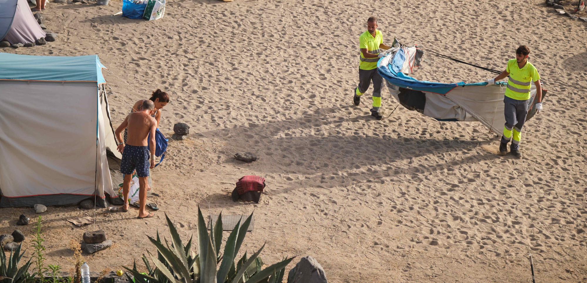 Retirada de casetas y enseres en la playa de la trasera del Parque Marítimo