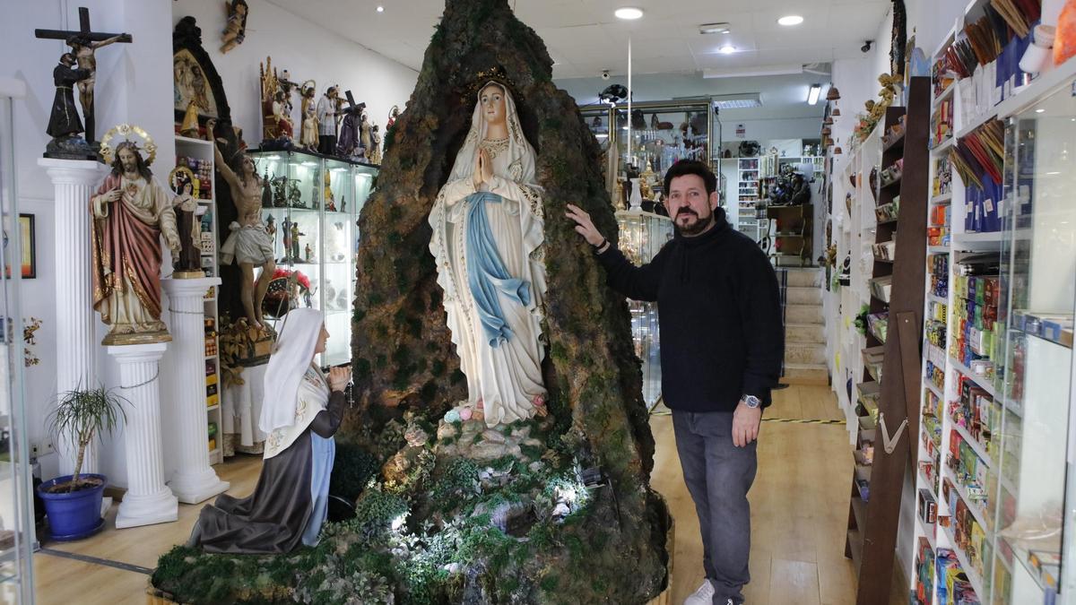 Auf seine Muttergottes von Lourdes ist Juan Hurtado besonders stolz.
