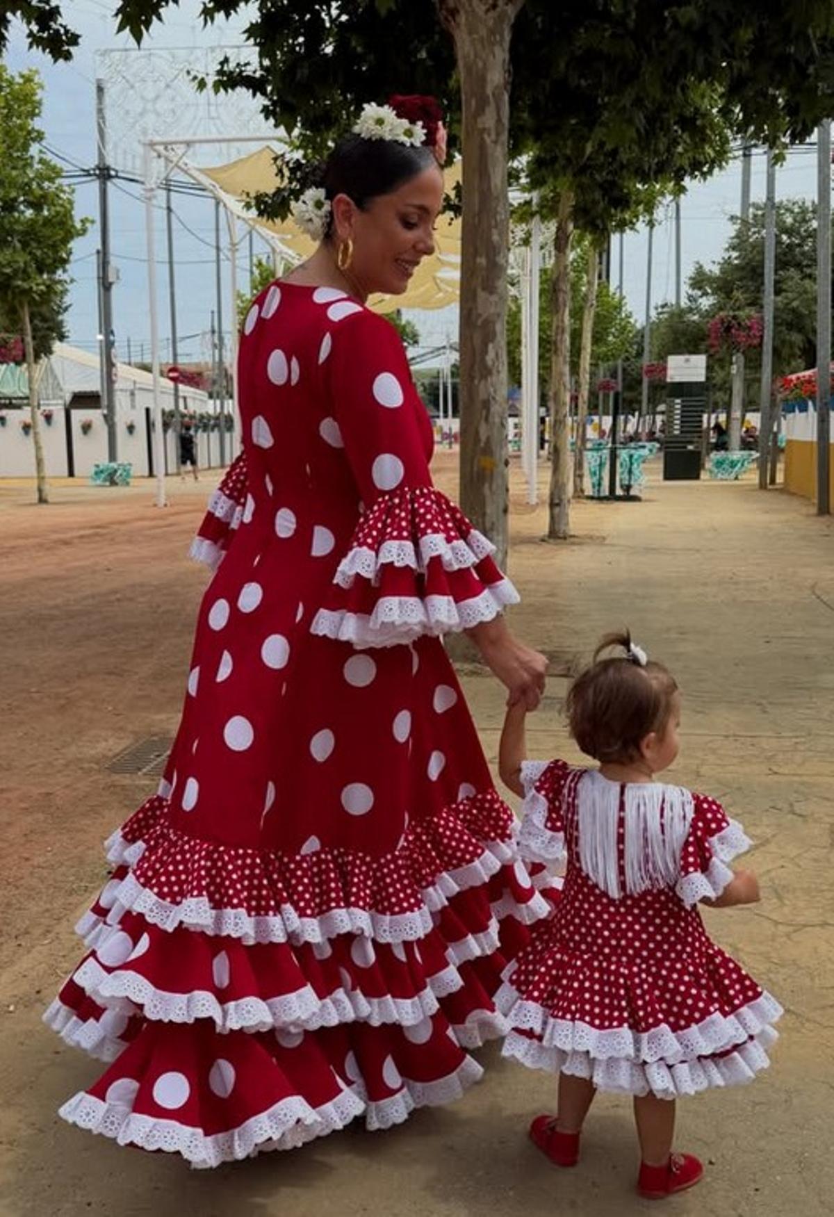 Anabel Pantoja y su hija Alma, en la Feria de Córdoba.