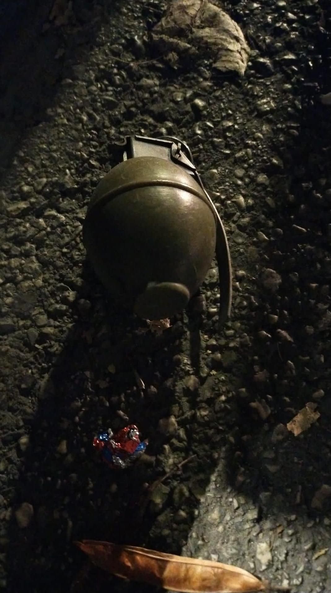 Imagen de la supuesta granada de mano encontrada en la céntrica calle Padre Manjón de Elda.