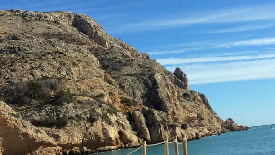 Dos chicas de 20 años evitan que una mujer se tire del cabo de Sant Antoni