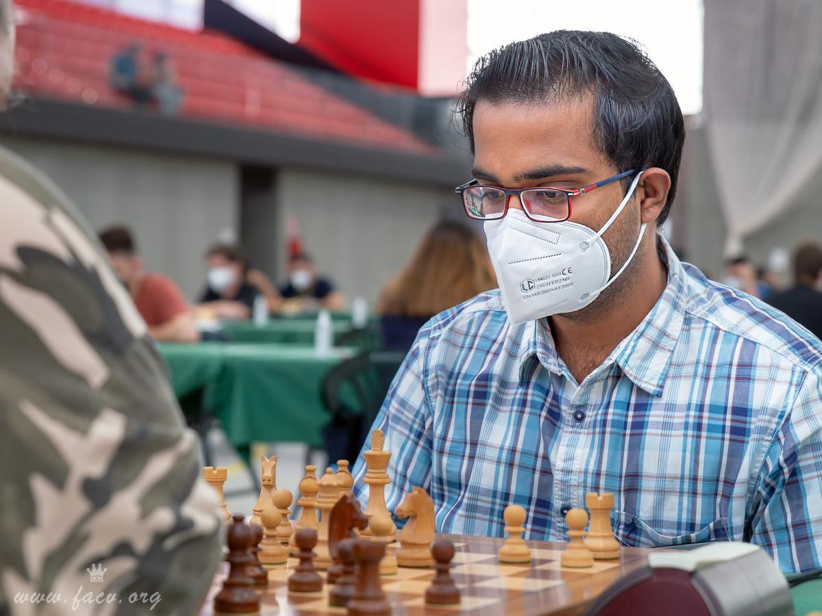 El vencedor, el GM Iniyan, durante una de sus partidas