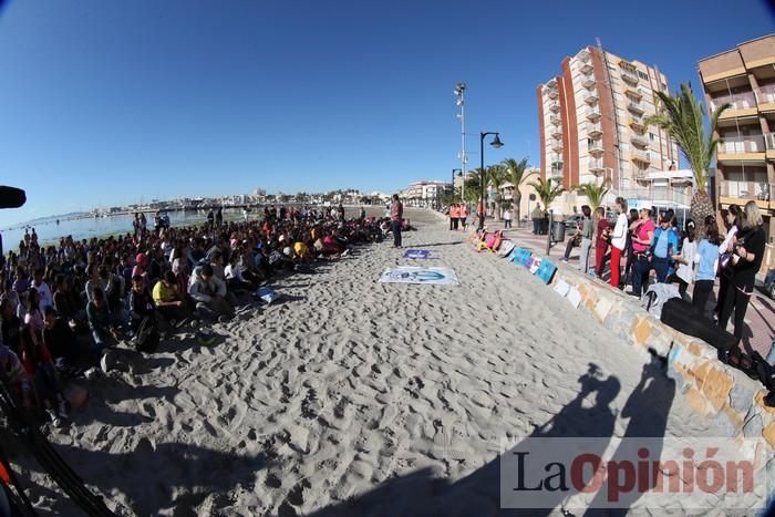 Un 'SOS' gigante para el Mar Menor formado por escolares en Villananitos