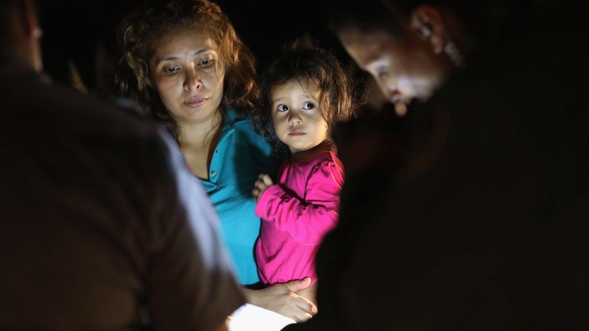 Una mujer hondureña y su bebé, detenidas en la fontera de EEUU con México.