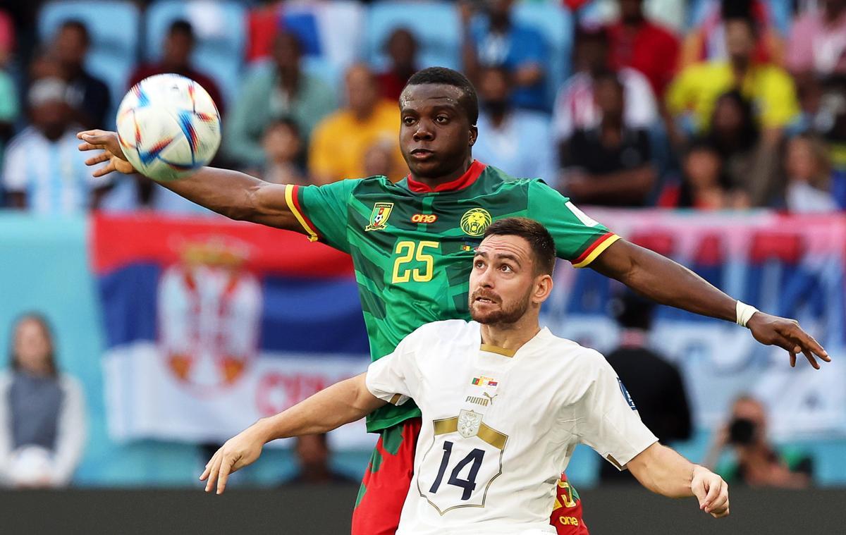 Al Wakrah (Qatar), 28/11/2022.- Andrija Zivkovic (front) of Serbia in action against Nouhou Tolo (back) of Cameroon during the FIFA World Cup 2022 group G soccer match between Cameroon and Serbia at Al Janoub Stadium in Al Wakrah, Qatar, 28 November 2022. (Mundial de Fútbol, Camerún, Catar) EFE/EPA/Tolga Bozoglu