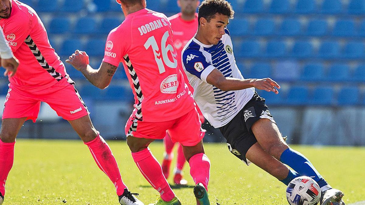 Teo Quintero controla el balón en el derbi del Rico Pérez.