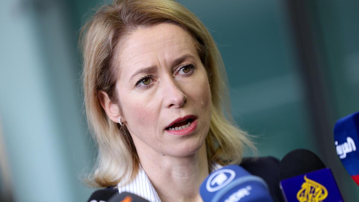 La Alta Representante de Política Exterior de la UE, Kaja Kallas, atiende en la prensa tras una reunión de ministros europeos.