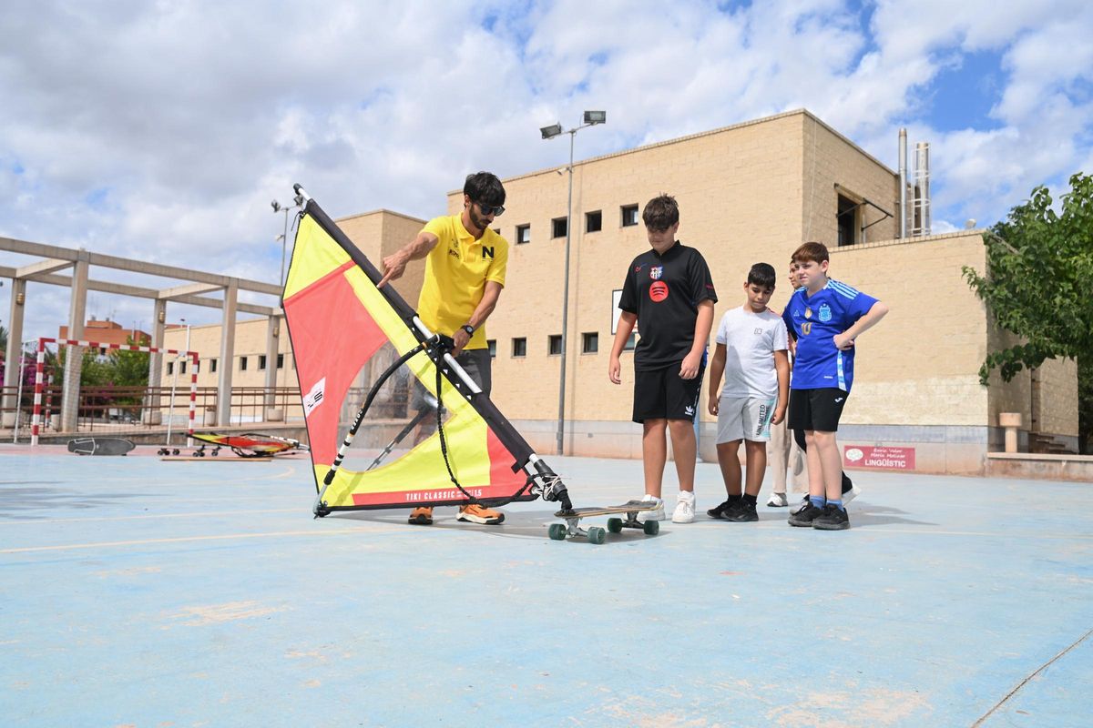 La actividad de vela con patines es una de las más seguidas por los alumnos del IES Cayetano Sempere de Elche