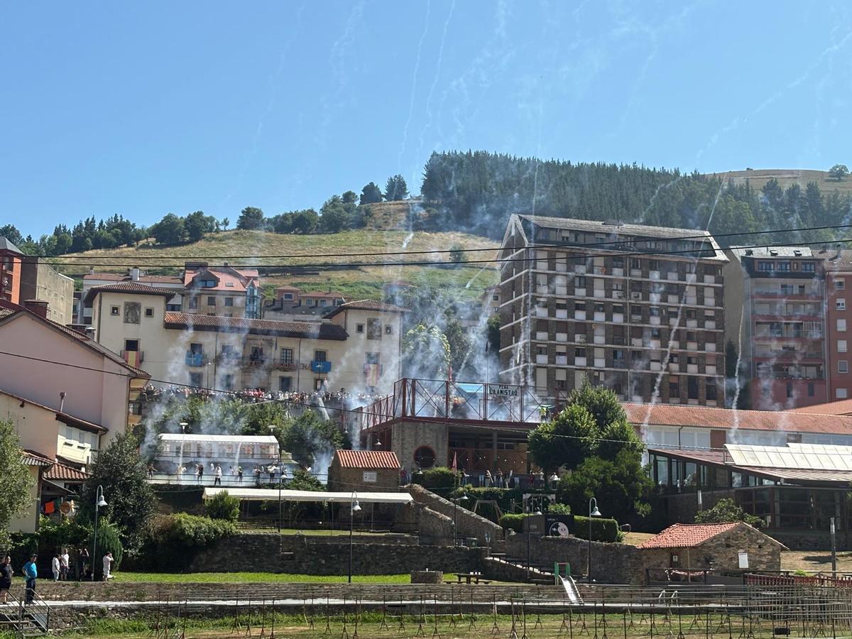 La pólvora acompañó a la primera procesión del Carmen en Cangas del Narcea