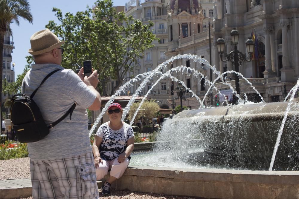 Visitantes y residentes combaten el calor