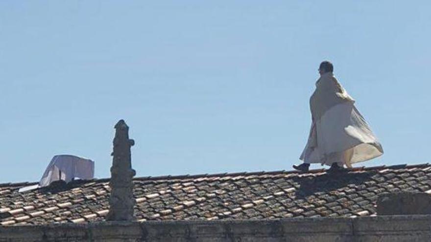 El capellà va pujar al teulat vestit amb una sotana blanca