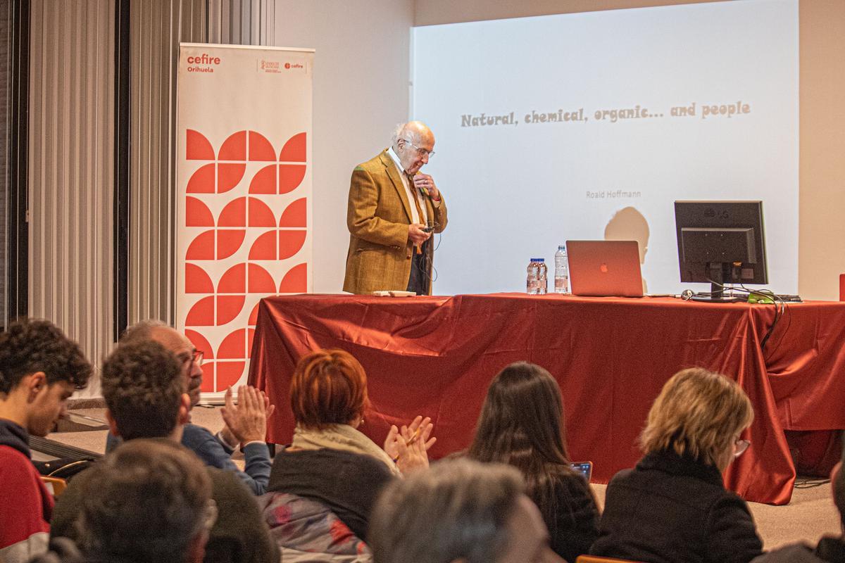 Hoffmann, en el transcurso de su conferencia &quot;Natural, químico, orgánico y personas&quot;