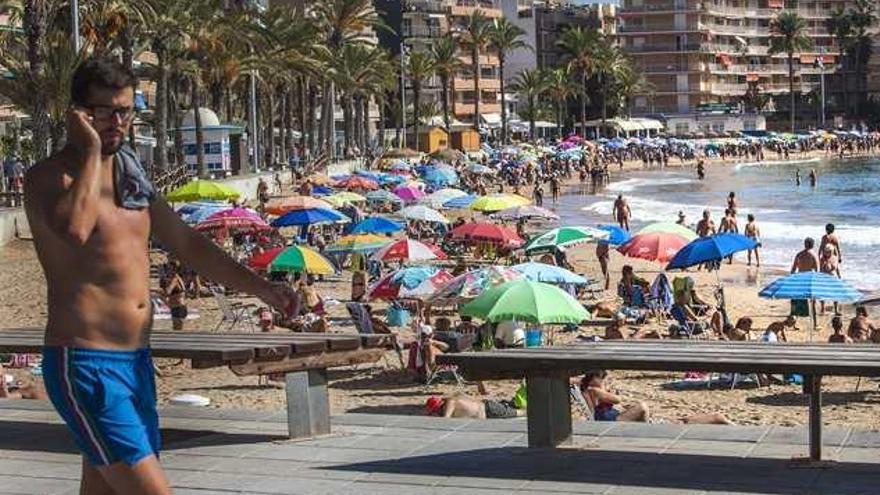 Una imagen captada ayer en la playa del Cura, donde es difícil adivinar en qué mes del año estamos.