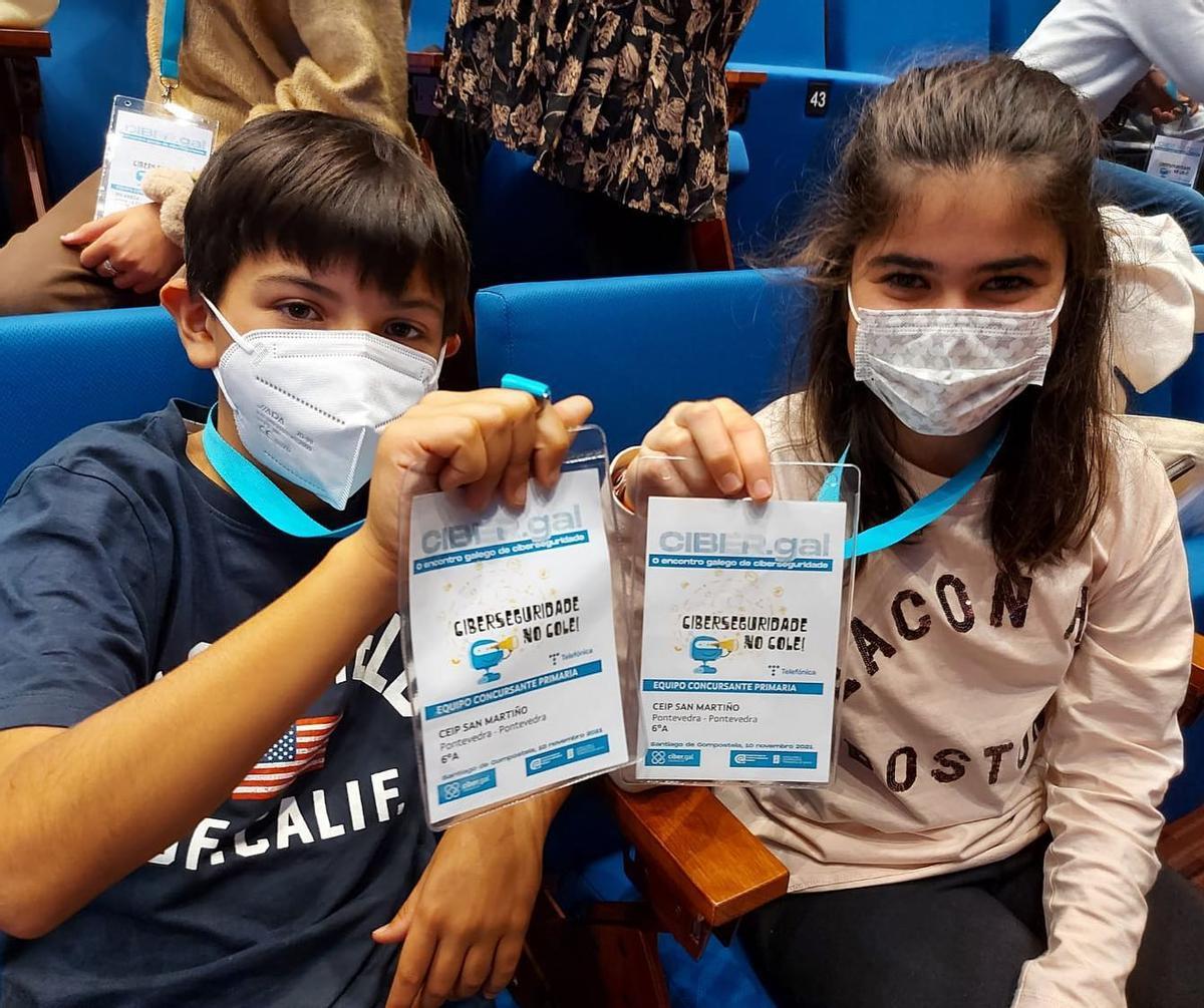 Alumnos muestran sus acreditaciones.