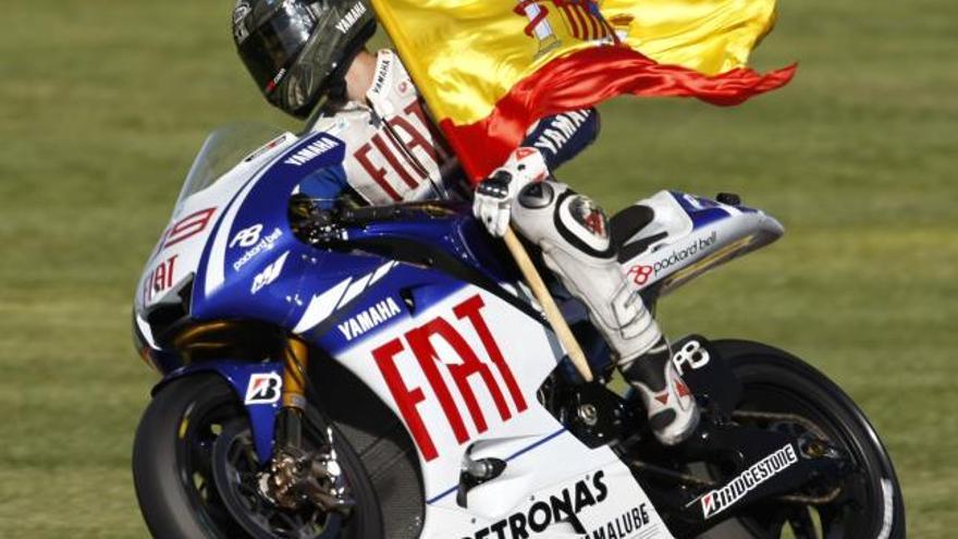 Jorge Lorenzo celebra en el asfalto de Cheste el subcampeonato del Mundo en Moto GP