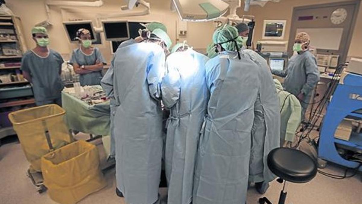 Cirujanos en el quirófano de un hospital barcelonés.