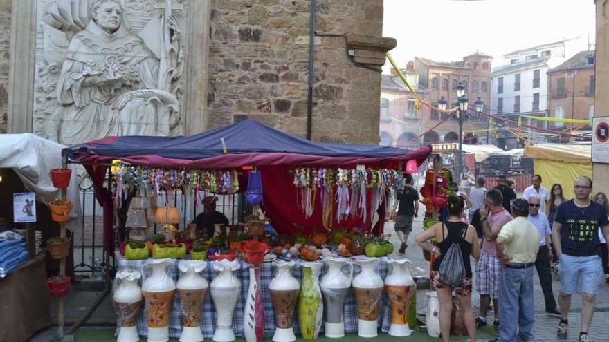 Los puestos se reparten por la Plaza Mayor, calle La Encomienda y calle Carnicerías.