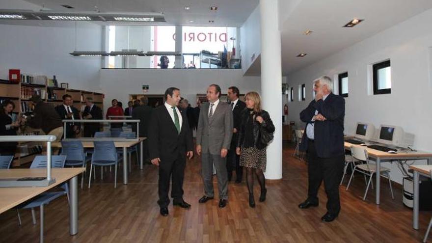 Ripoll visita las obras de mejora vial en Petrer e inaugura el Auditorio de Salinas