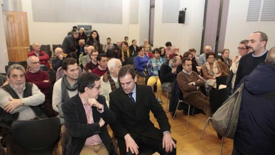 Asistentes al debate sobre el plan de vías, ayer, en el Centro de Cultura Antiguo Instituto.